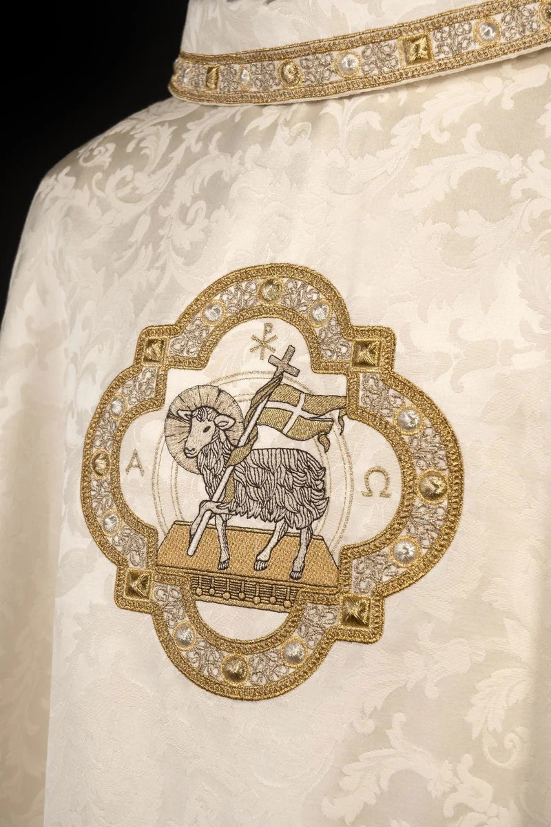 Dorures sur les vêtements liturgiques : splendeur et dignité