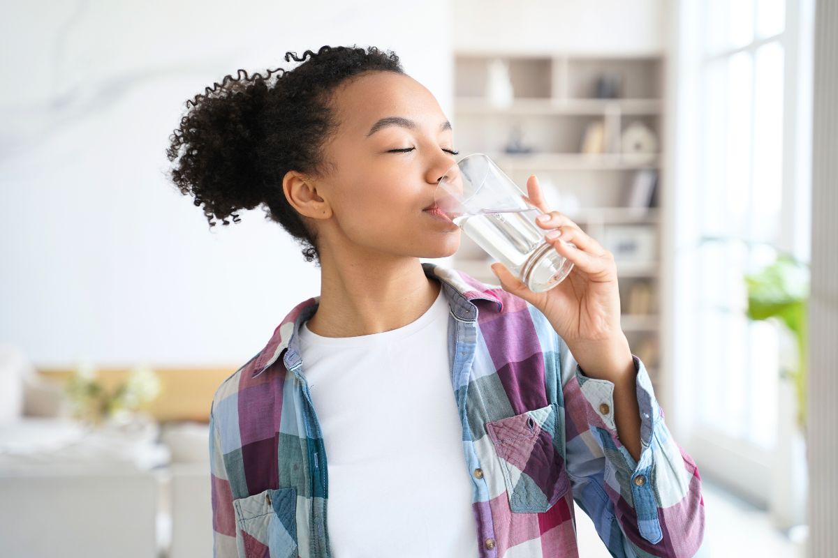 Cette astuce toute simple élimine les microplastiques de votre eau potable