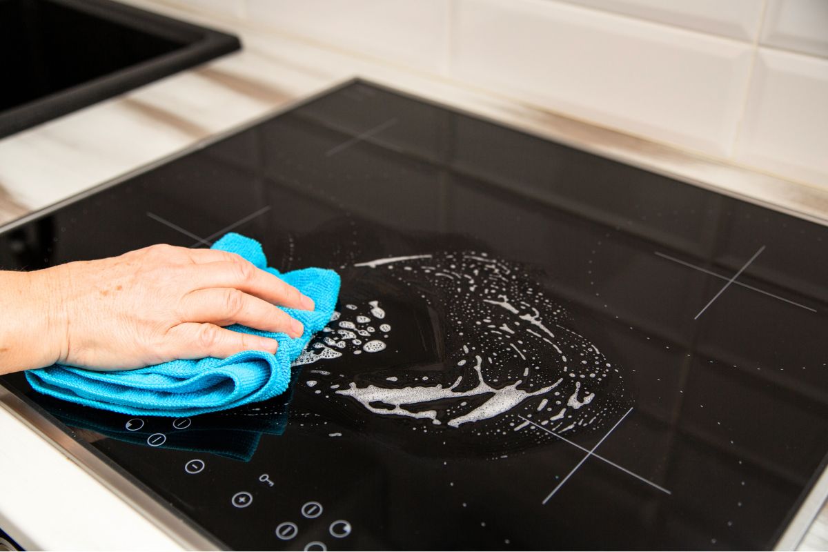 Plaques de cuisson : l’astuce de génie pour éliminer les traces blanches sans effort