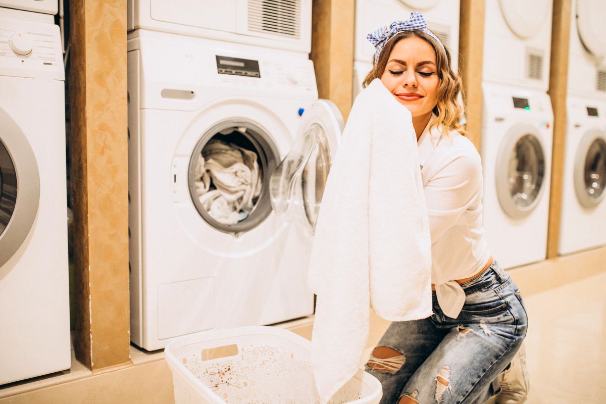 Machine à laver : les étonnants bienfaits de la boule de papier aluminium sur votre linge