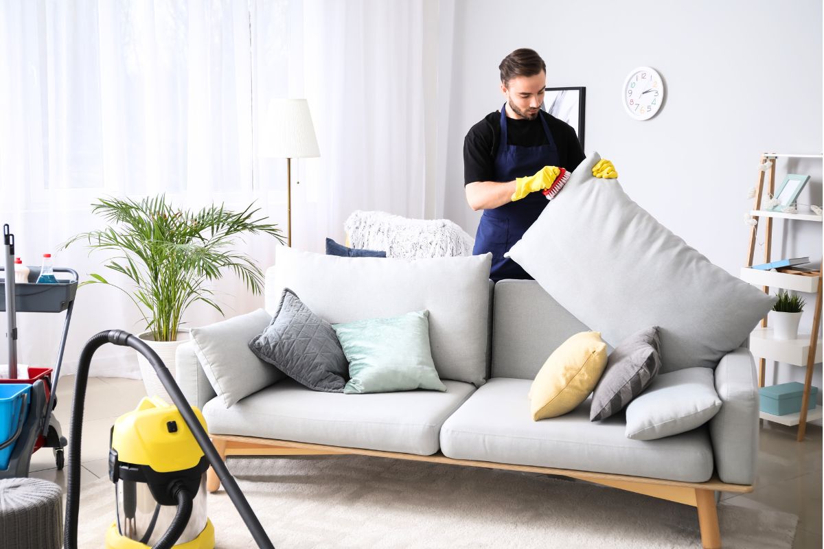 Canapé en tissu : les meilleures astuces pour un nettoyage simple et efficace