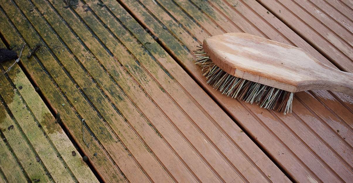 Comment nettoyer efficacement une terrasse en bois qui a noirci ?
