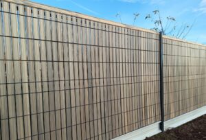 occulter efficacement un grillage rigide