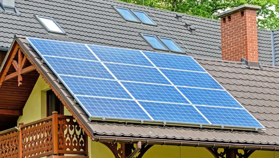 Quelle surface de toiture est requise pour installer les panneaux solaires