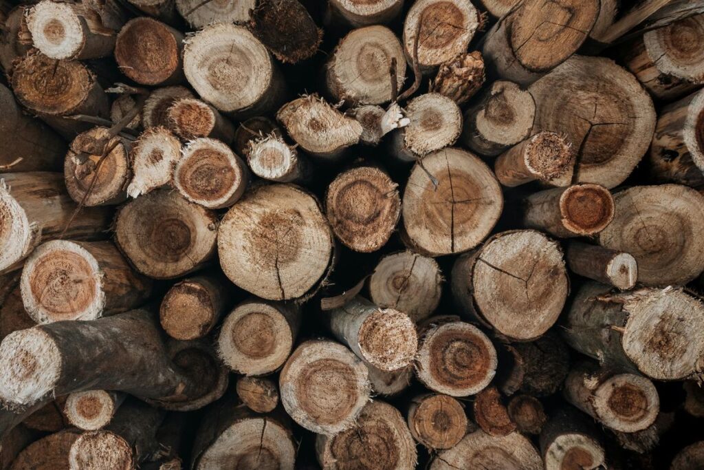 meilleures méthodes de stockage du bois en extérieur