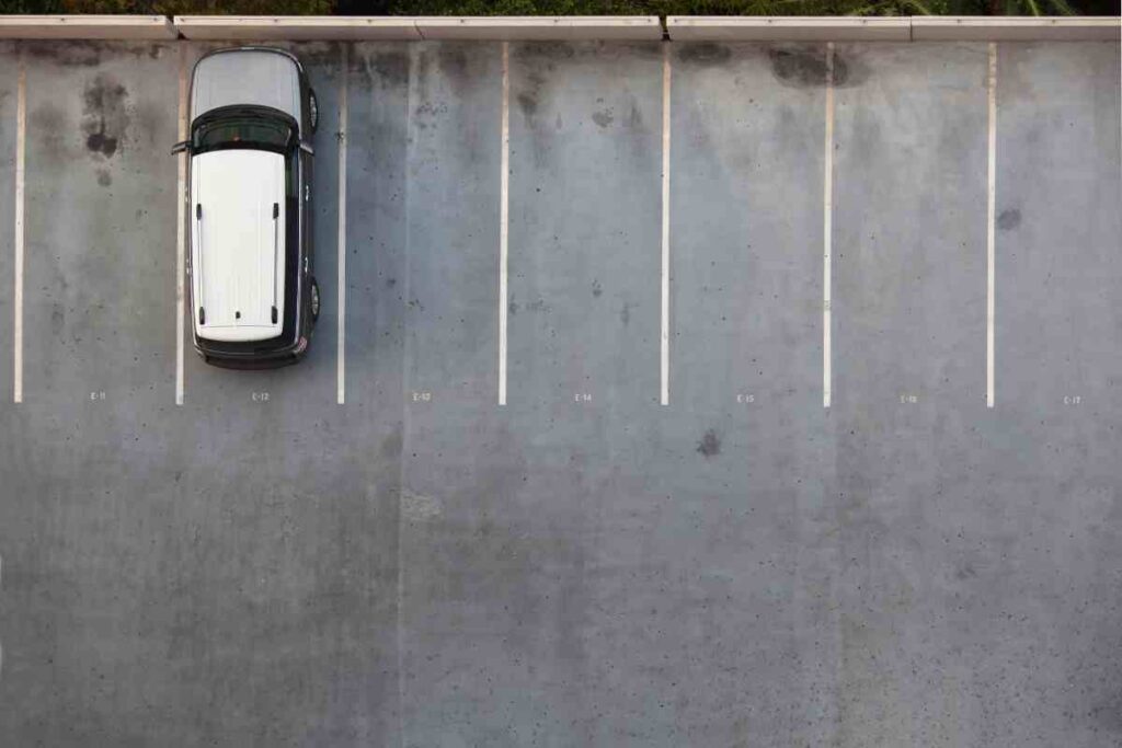 voiture sur un terrain privé