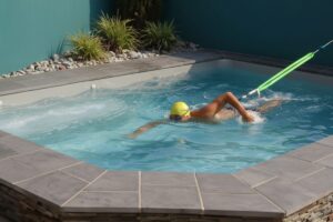 nage contre courant piscine inconvénient